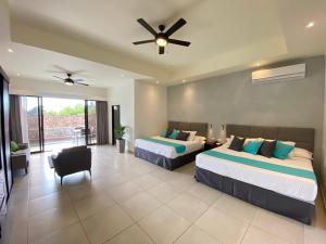 Кровать или кровати в номере Hotel Naoz +37 фотографий