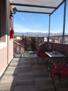 a patio with a table and chairs on a balcony at OLASCOAGA DOS monoambiente in Mendoza