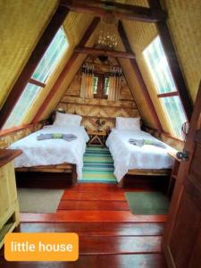 Ένα ή περισσότερα κρεβάτια σε δωμάτιο στο Treehouse Holidays-Little house