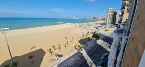 vistas a la playa y al océano desde un edificio en CLASSIC FLAT RESIDENCE Beira Mar- 1004, en Fortaleza