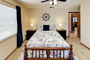 1 dormitorio con cama y ventana grande en Doplin Paradise en Bradenton