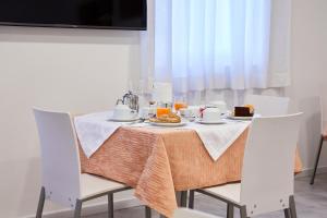 una mesa con un plato de comida. en Le Vette Room&Breakfast, en Rovereto