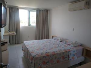 une chambre d'hôtel avec un lit et une fenêtre dans l'établissement Manaíra Palace 419, à João Pessoa 6 autres photos