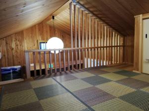 Großes Zimmer mit einer Holzdecke und einem Boden in der Unterkunft くまの蔵inn Warehouse in Shingu