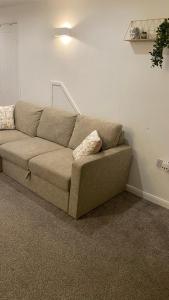 ein braunes Sofa im Wohnzimmer in der Unterkunft DealHouse F7- Apartments in Huddersfield