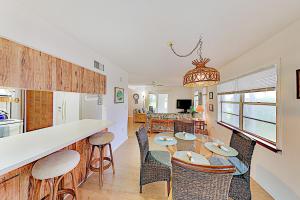 una cucina e una sala da pranzo con tavolo e sedie di Seaside Cottage a St. Augustine