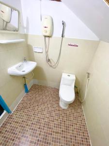 een badkamer met een toilet en een wastafel bij Jamsai Resort in Phu Khieo