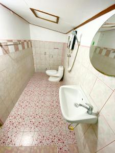 bagno con 2 servizi igienici, lavandino e specchio di Jamsai Resort a Phu Khieo