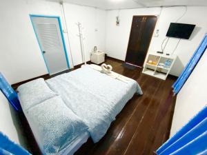 Jamsai Resort في Phu Khieo: غرفة مستشفى بسرير وتلفزيون