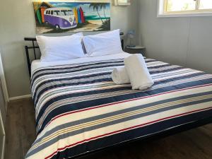 
A bed or beds in a room at Kingfisher Caravan Park
