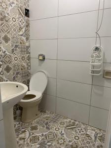 a bathroom with a toilet and a sink at Hotel Pousada universitária Bauru, CPO ,centrinho, funcraf ,USP, FACOP ,Agudos ,parque Vitória Régia , UNESP , maternidade Santa Izabel in Bauru