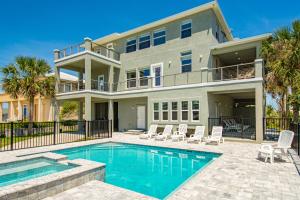 una casa con piscina di fronte a una casa di Ocean view 'Atlantic dream' w/pool & spa, wraparound balcony, steps to beach a Butler Beach