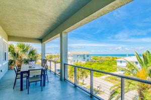 un balcone con tavolo e sedie e l'oceano di Ocean view 'Atlantic dream' w/pool & spa, wraparound balcony, steps to beach a Butler Beach