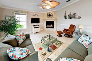 sala de estar con 2 sofás y chimenea en Poseidons Cabana en St. Augustine