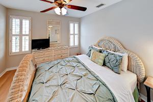 Кровать или кровати в номере Poseidons Cabana