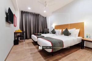 เตียงในห้องที่ DBR SUITES, Sarjapur Road