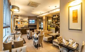 A restaurant or other place to eat at AVANTA hotel-center