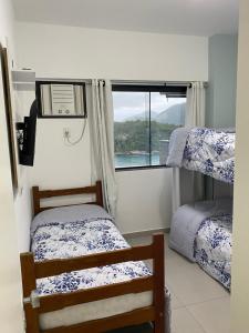 a bedroom with two bunk beds and a window at APARTAMENTO PORTO REAL RESORT VISTA ESPETACULAR in Mangaratiba +33 photos