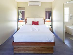 A bed or beds in a room at Kickenback Lodge Crackenback