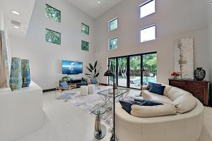 ein Wohnzimmer mit einem Sofa und einem Tisch in der Unterkunft Wilton Manors Highlife in Fort Lauderdale