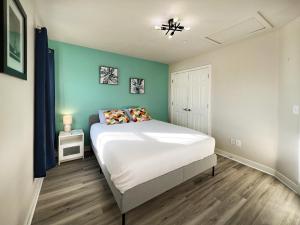 a bedroom with a bed and a blue wall at HOMEY PARIS - NEW / Free garage parking / Downtown Salt Lake City in Salt Lake City