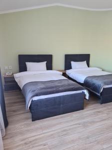 Cama o camas de una habitación en Гостиничный комплекс Адал