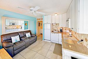 uma sala de estar com um sofá e uma cozinha em Breezy Belleair 5E em Clearwater Beach