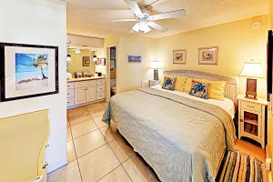 1 dormitorio con 1 cama y baño en Breezy Belleair 5E en Clearwater Beach