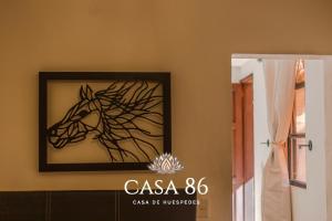 una foto de un caballo en una pared en Casa 86, en San Miguel de Allende