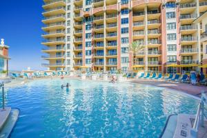 una piscina frente a un hotel en Emerald Grande, en Destin