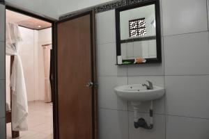 Phòng tắm tại Warung ombak homestay