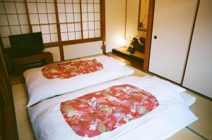 two beds in a hotel room with at Hakonowa in Hakone