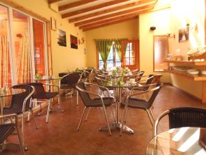 a dining room with a table and chairs at Hotel Departamentos del Sur in Puerto Montt