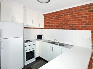 A kitchen or kitchenette at Sponars Onshore Apartment 1 - FREE unlimited WIFI