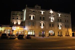 ein großes Gebäude mit davor geparkt in der Unterkunft Hotel Černý Orel Žatec in Žatec