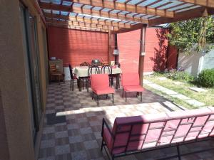 a patio with a table and chairs on a patio at Casa de veraneo Peñaflor in Malloco
