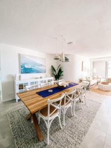 Зона вітальні в Oceanside Resort - Absolute Beachfront Apartments