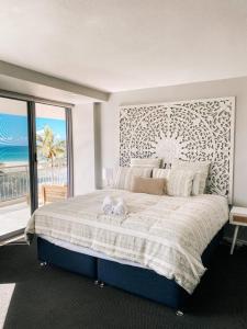 Kama o mga kama sa kuwarto sa Oceanside Resort - Absolute Beachfront Apartments
