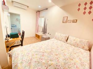 1 dormitorio con cama y escritorio en Cama, en Chih-nan-shan-chuang