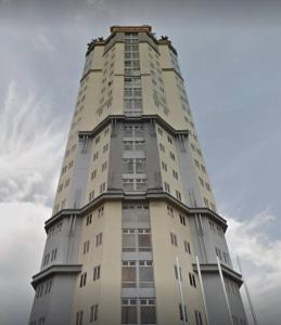 ein hohes Gebäude mit vielen Fenstern darüber in der Unterkunft Eco One Bedroom Apartment @ Jalan Ampang, 3 pax in Kuala Lumpur