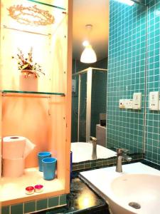 ein Bad mit einem Waschbecken und einem Spiegel in der Unterkunft Eco One Bedroom Apartment @ Jalan Ampang, 3 pax in Kuala Lumpur