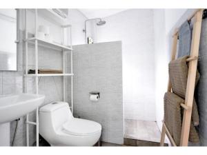 y baño con aseo blanco y lavamanos. en LiLi's Rooms en Ko Lanta