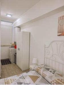 - une chambre avec un lit et une armoire blanche dans l'établissement Masa House, à Palerme