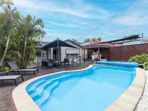 安娜湾Ocean Palms 11 Prentice Place with a private pool的房子后院的游泳池