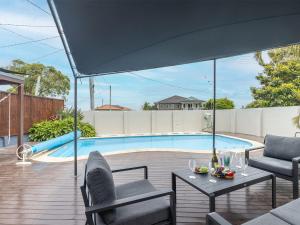 安娜湾Ocean Palms 11 Prentice Place with a private pool的带桌椅和游泳池的露台