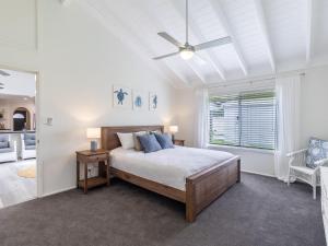 安娜湾Ocean Palms 11 Prentice Place with a private pool的带床和吊扇的卧室