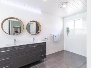 安娜湾Ocean Palms 11 Prentice Place with a private pool的浴室设有两面镜子和盥洗盆