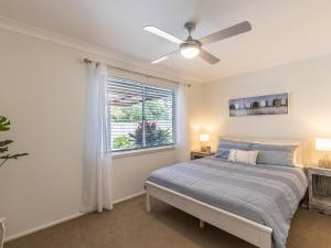 安娜湾Ocean Palms 11 Prentice Place with a private pool的带床和窗户的卧室 更多26张照片