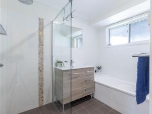 Ocean Palms 11 Prentice Place with a private pool的一间浴室