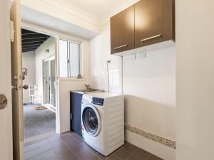 Ocean Palms 11 Prentice Place with a private pool的厨房或小厨房